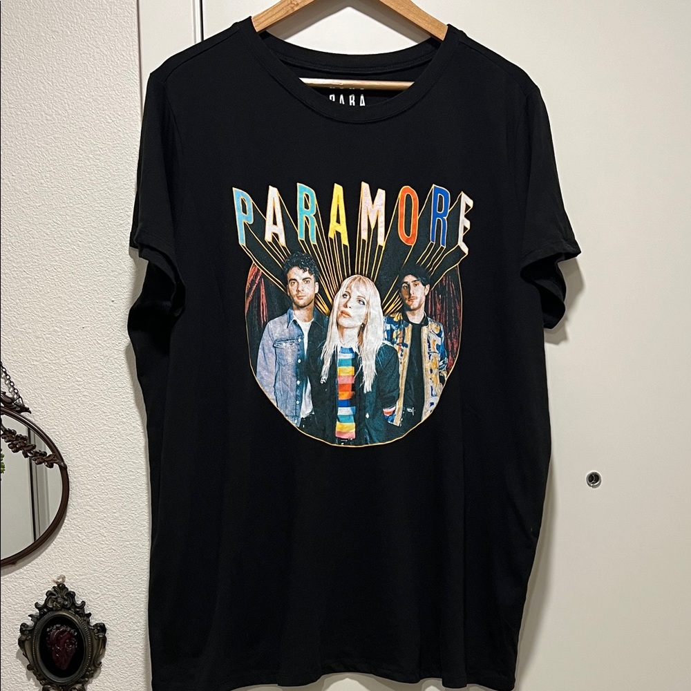 Paramore Black Graphic Tee - Band Logo Short Sleeve